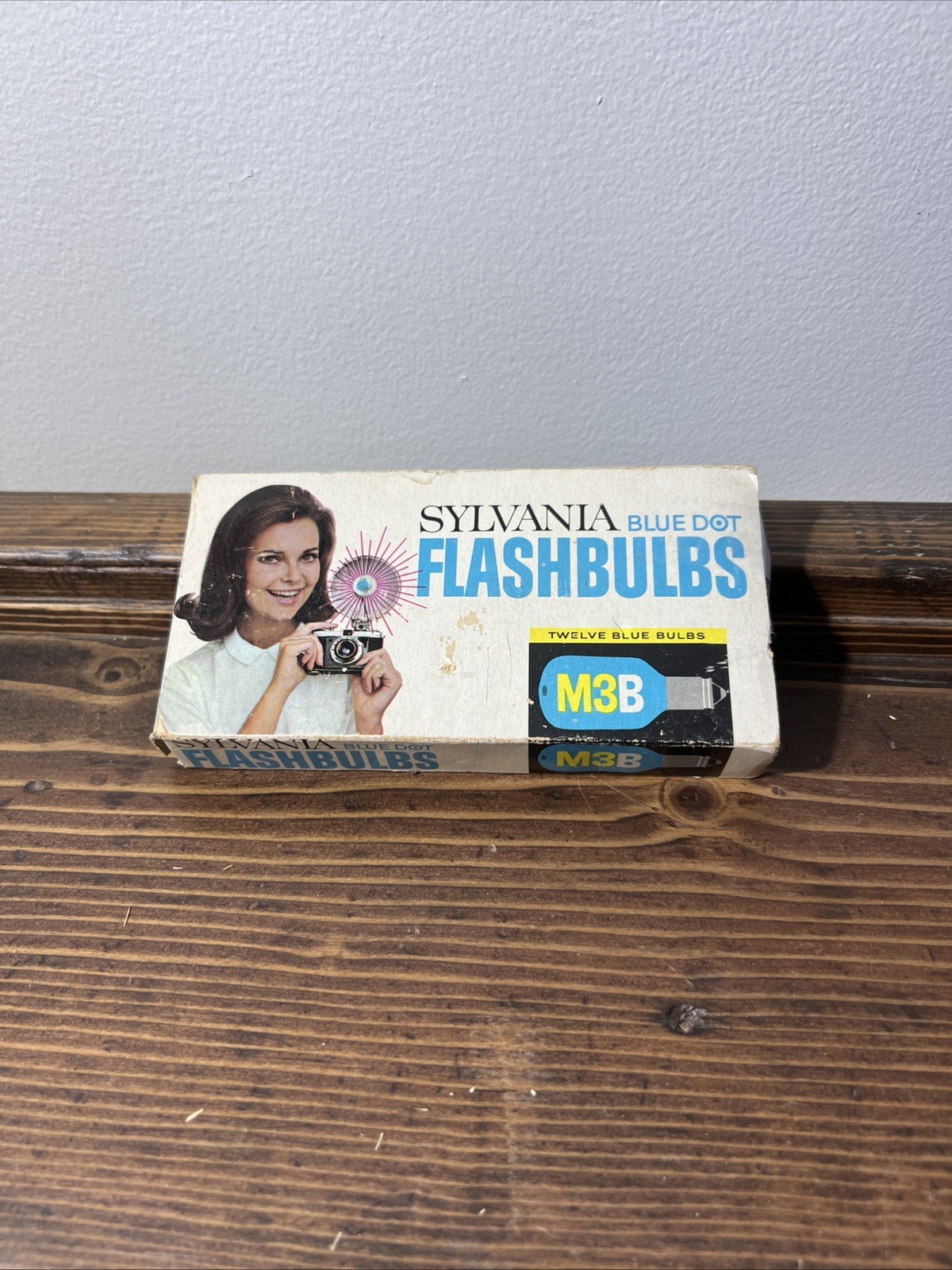 VINTAGE Sylvania Blue Dot Flashbulbs M2B, Box of 11 Flash Camera Bulbs NOS