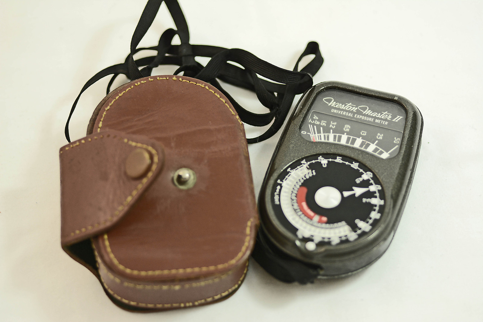 VINTAGE WESTON MASTER II MODEL 735 CAMERA LIGHT METER WITH CASE AND STRAP