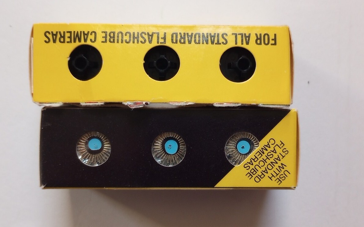 2 Vintage Sylvania GTE Blue Dot Flash Cubes 3 Pack & 1 Pack Radiant Flash Cubes