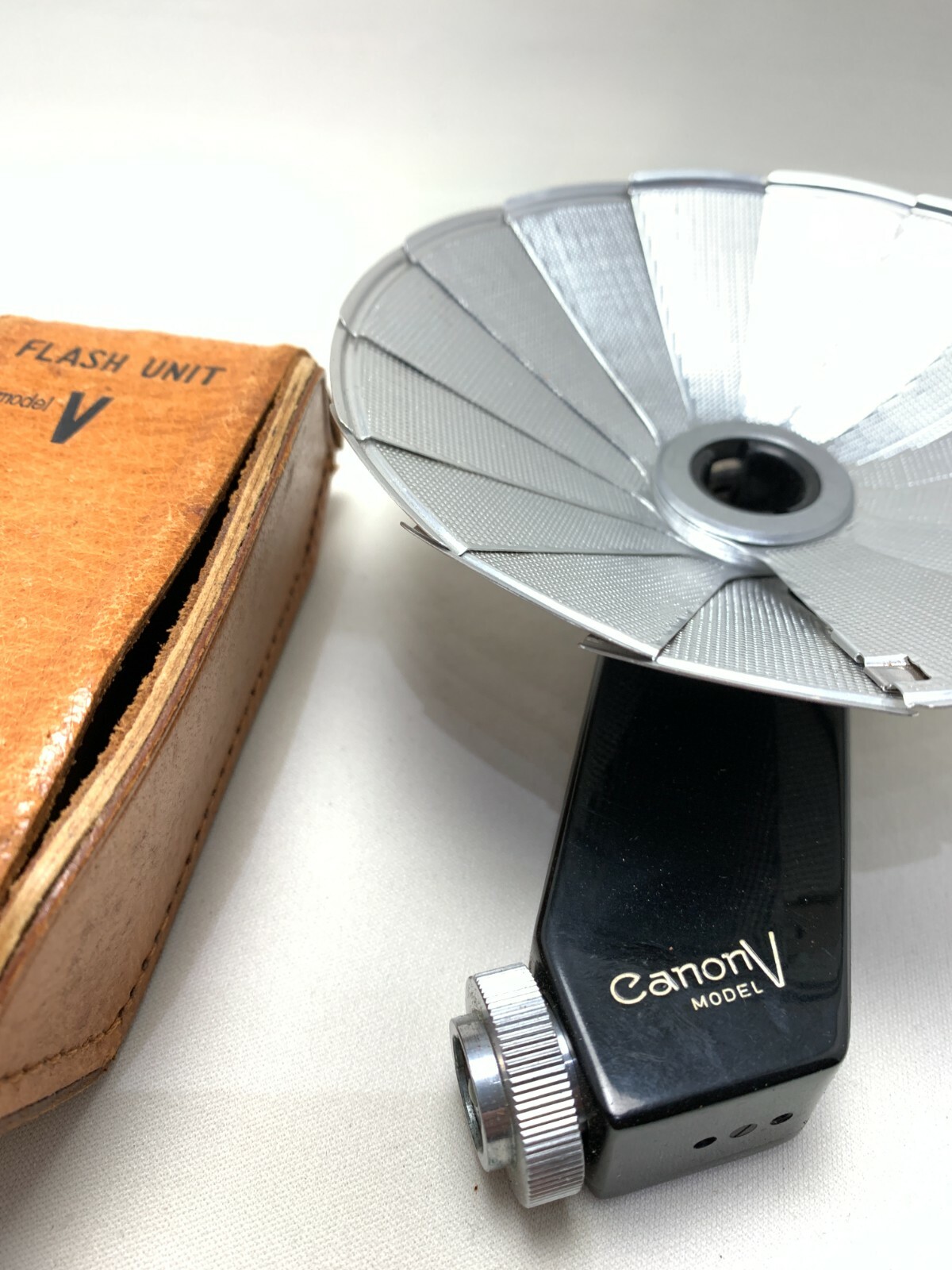 Canon Flash Unit Model V with Original Leather Case Canon V Series (N053)