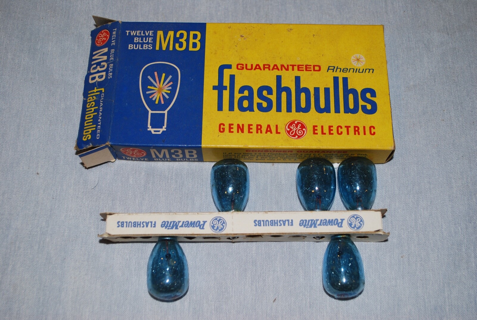 Vintage GE General Electric Rhenium M3B FlashBulbs Blue Blues 27 Total NOS