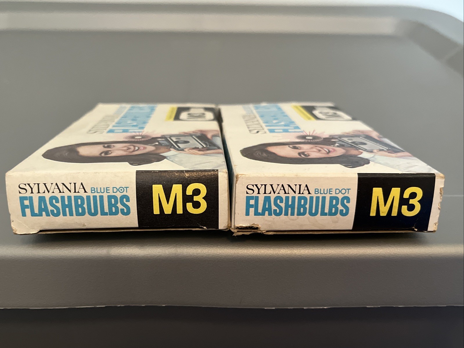 2 Vintage Flash Bulbs Sylvania, GE M3 Blue Dot Flashbulbs – 12 Clear Bulbs