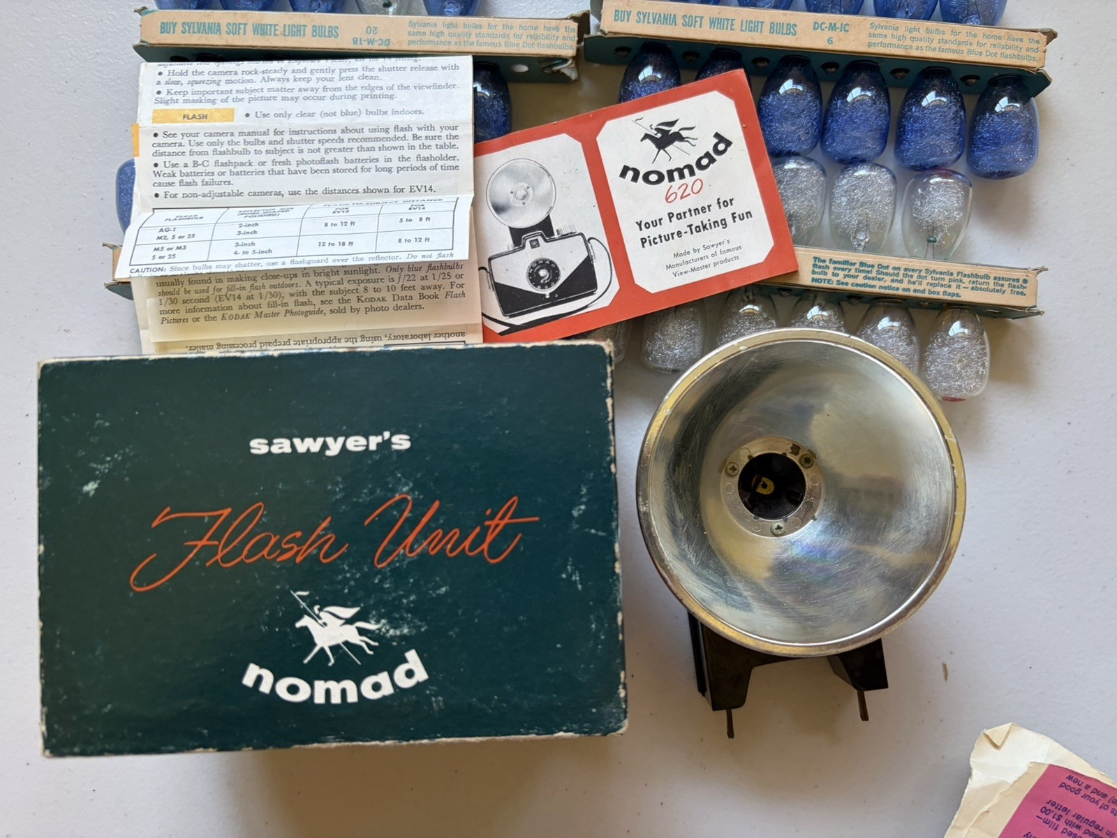 Sylvania Blue Dot ” M2B ” Flashbulbs Boxes & NOMAD Flash Unit
