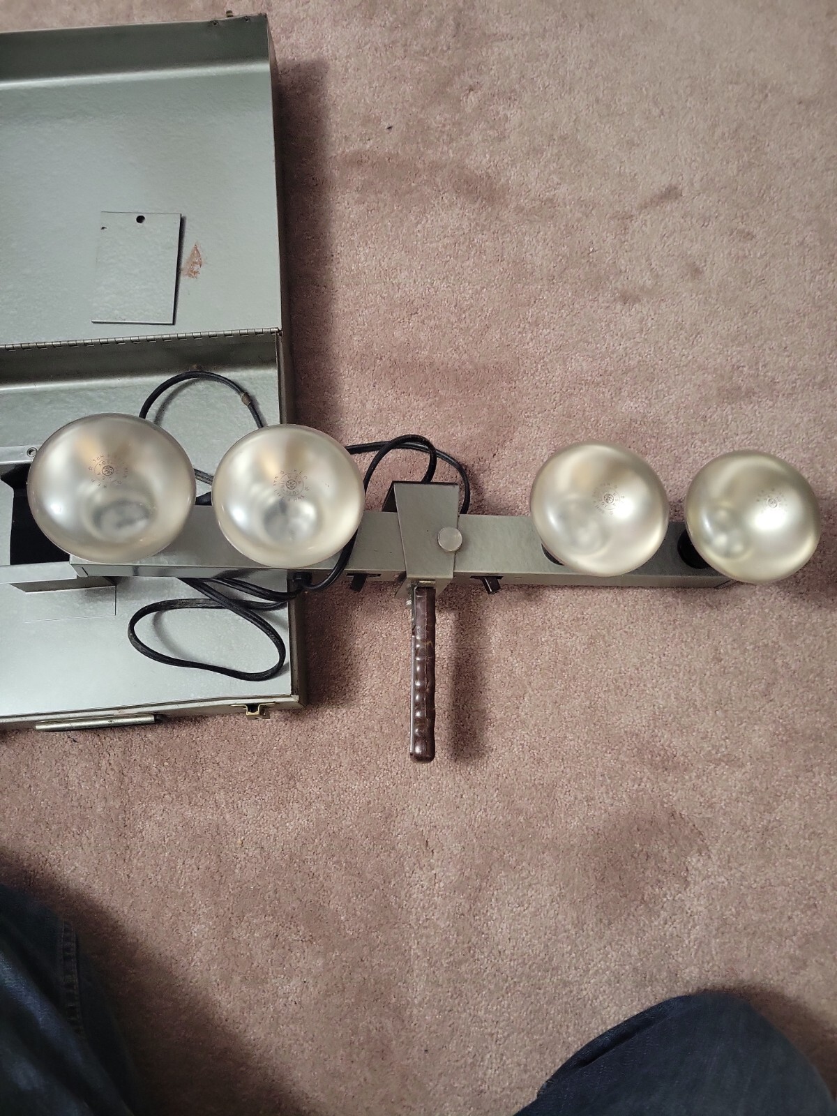 Vtg Chicago Kitchenware Metal Light Bar 4 bulb base Dual Switch with case