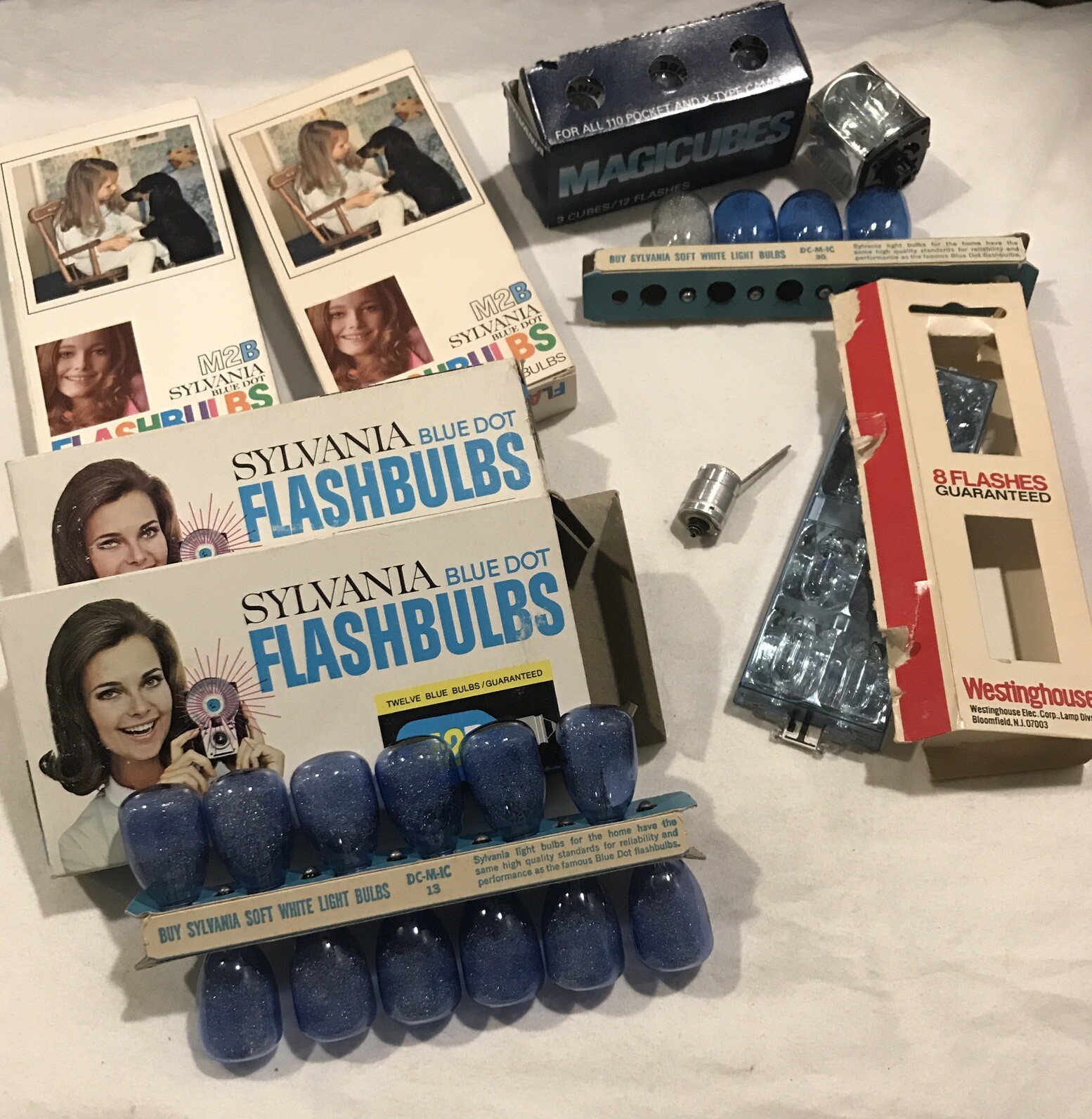 Vintage 48+ Sylvania Blue Dot Flash M2B 4 Magicubes W. House Flip Flash Bulb Lot