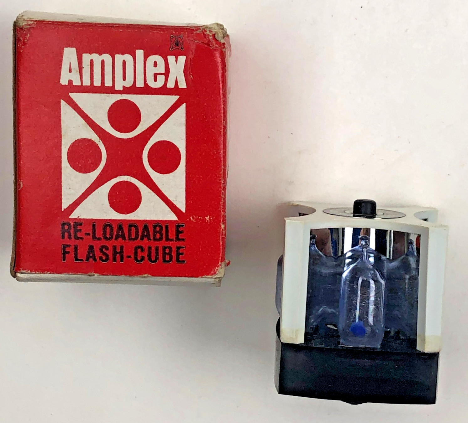 Vintage Amplex Re-loadable Camera Flash Cube in Original Box with 4 Bulbs (AG)