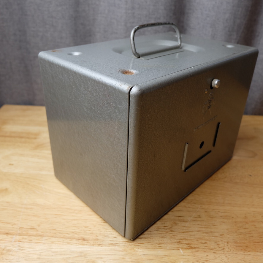 Vintage Brumberger Metal 8mm Film Case w/ 12 Empty 5″ Diameter Reels