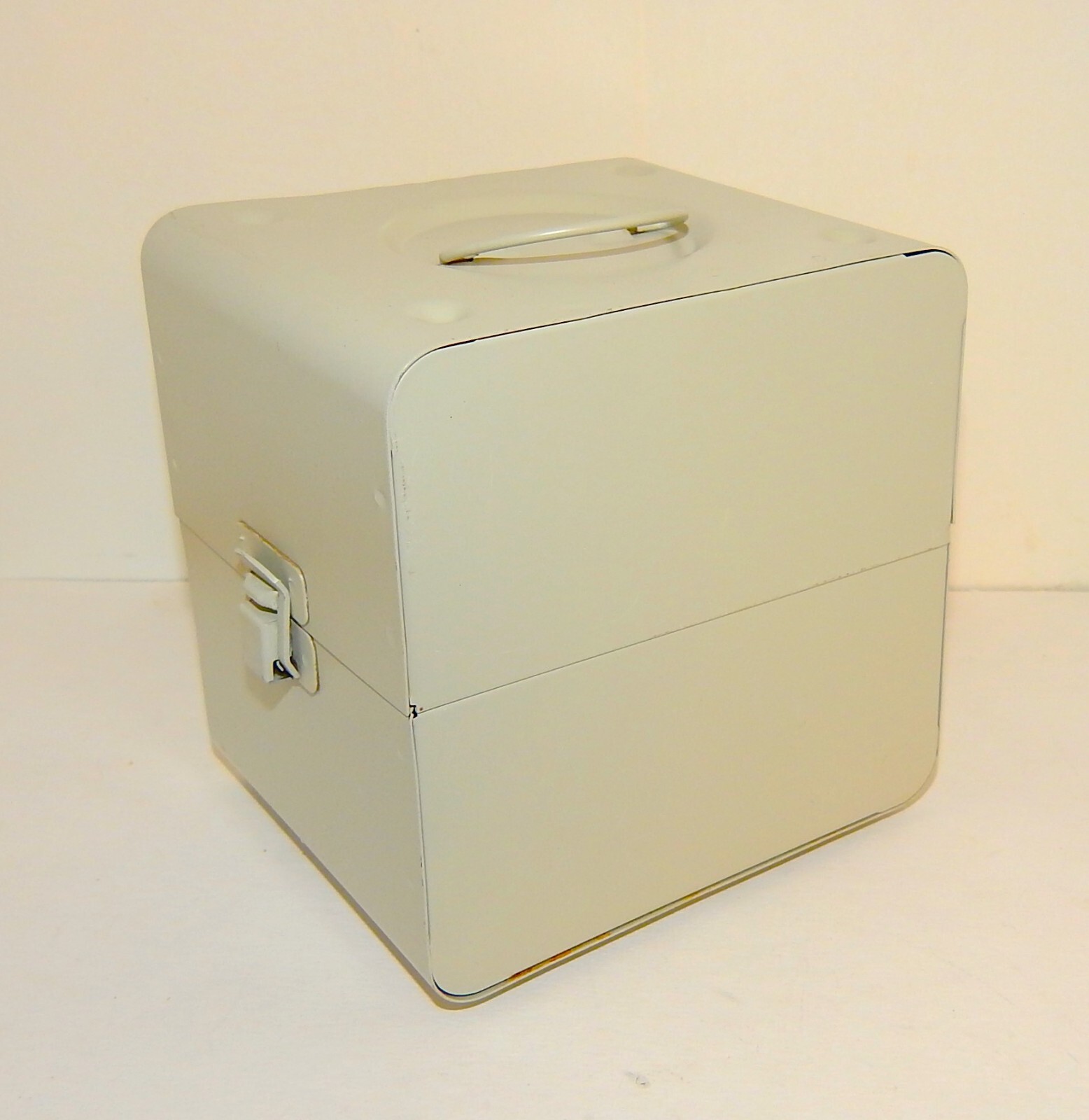 VINTAGE SMALL METAL REEL FILM CASE 6 SLOTS
