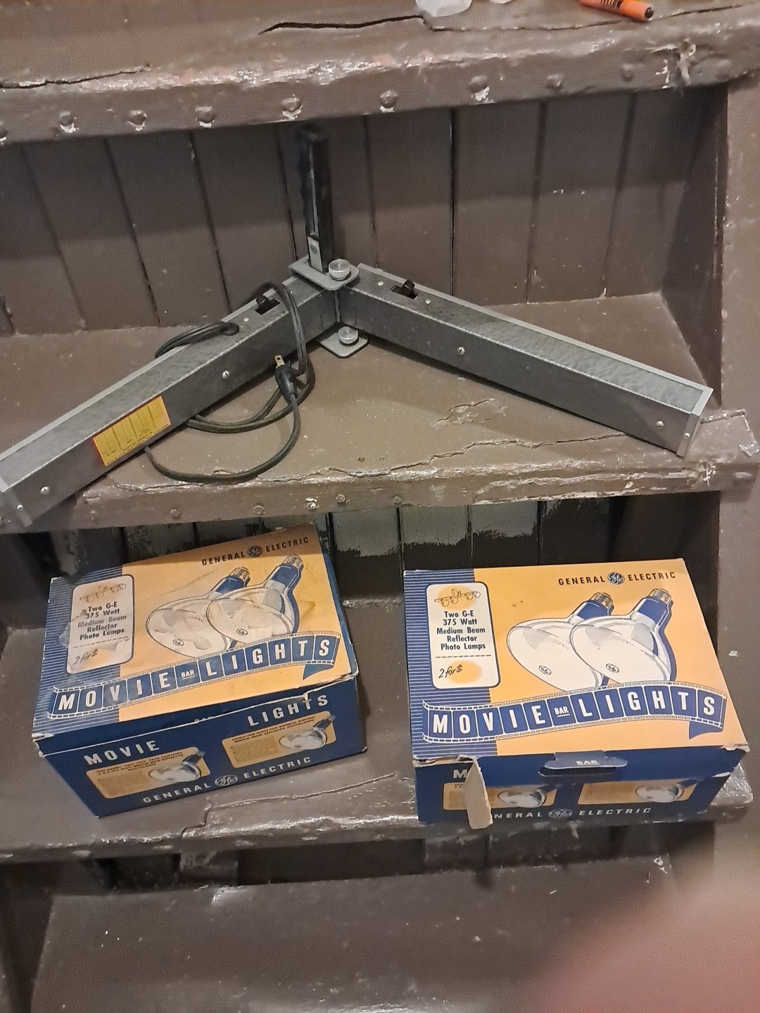Vintage Folding Move Light Setup With 2 Boxs Of General Electric 375 Watt Movie