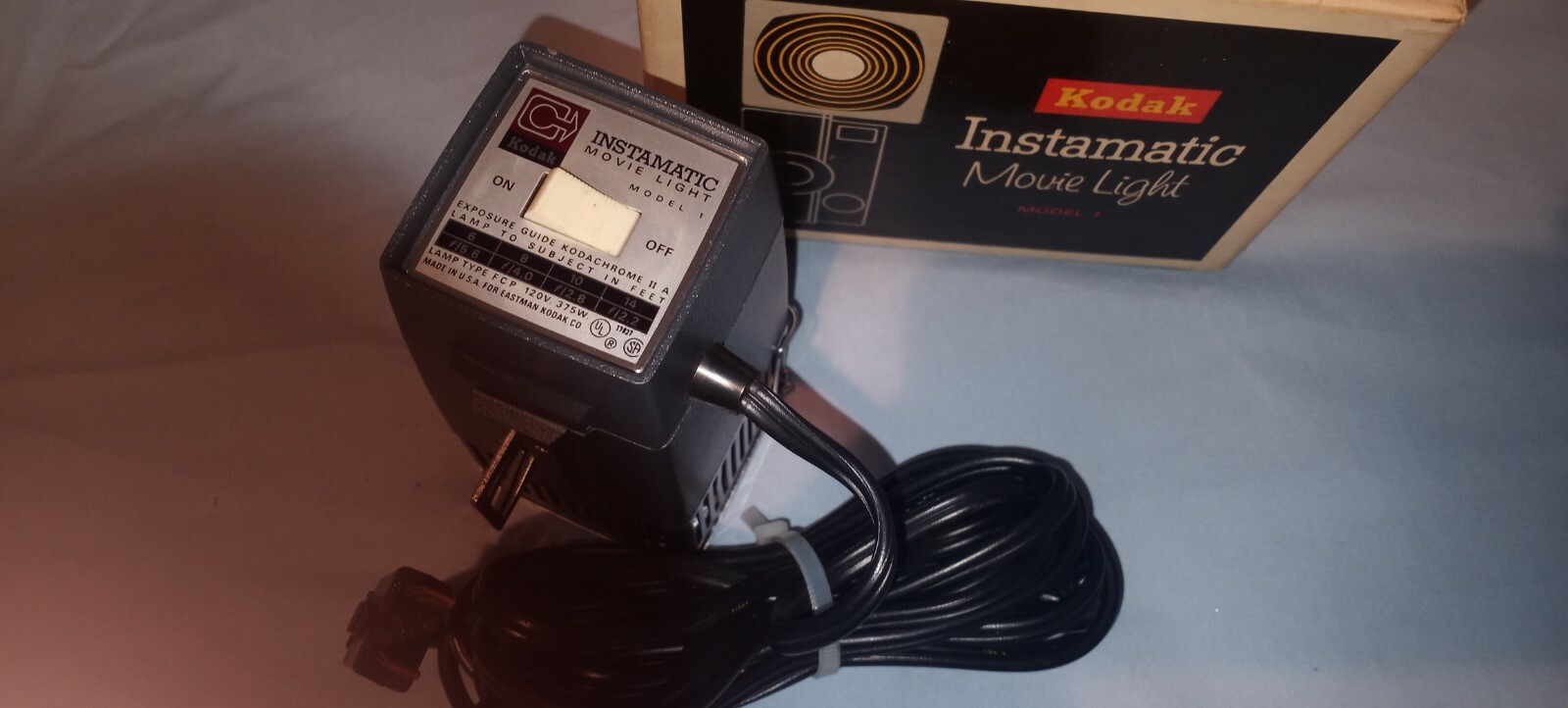 KODAK INSTAMATIC MOVIE LIGHT MODEL 1, NO. D375, MADE IN U.S.A., IN ORIGINAL BOX