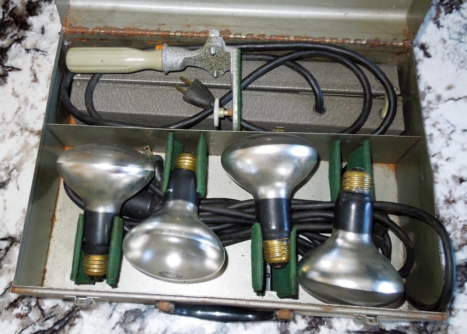 VINTAGE COMPACT-O-LITE MOVIE PHOTOGRAPHY LIGHT BAR WITH METAL CASE, IT WORKS