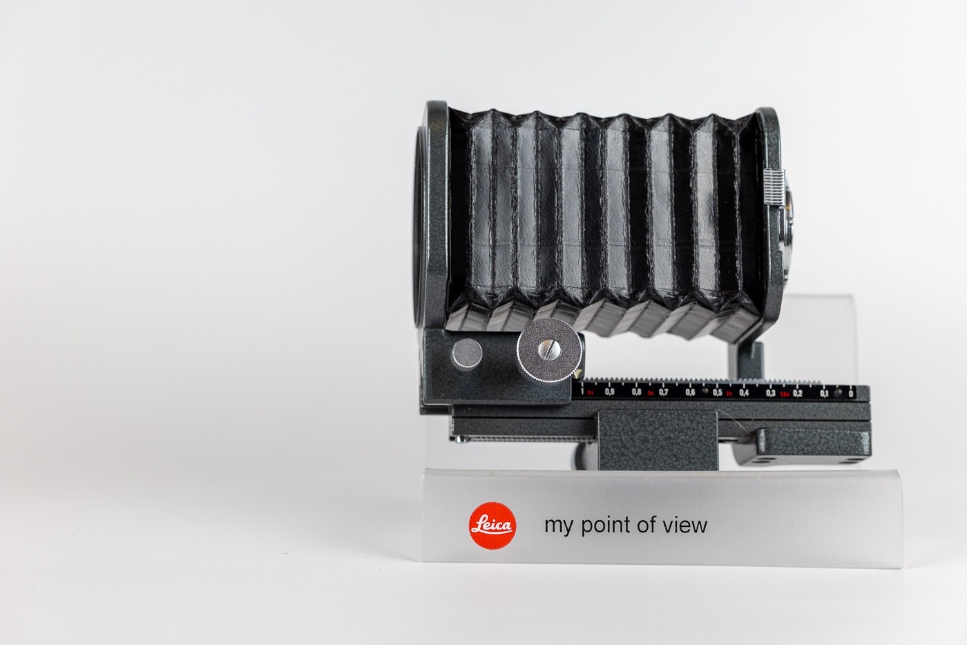 Leica 16556P Bellows w/ 16557Q Focusing Rail Macro System w/ Box M Mount