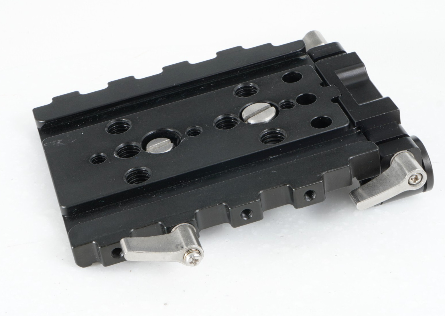 -CAMERA RIG BASEPLATE WITH SINGLE 15MM ROD CLAMP