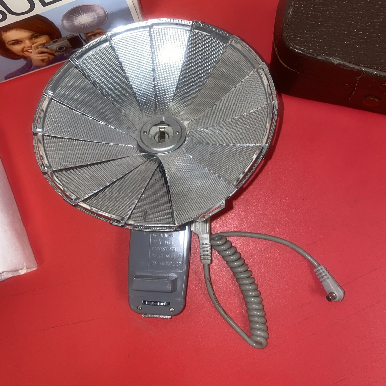 Vintage Accura Bounce Master Pocket Fan Flash Camera Photography & 7 Flash Bulbs