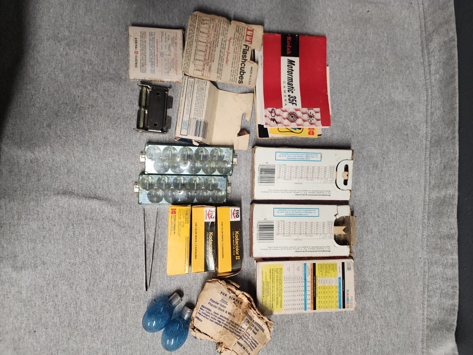 Vintage Lot of Assorted Flashbulbs for Vintage Cameras Some in Packages Great