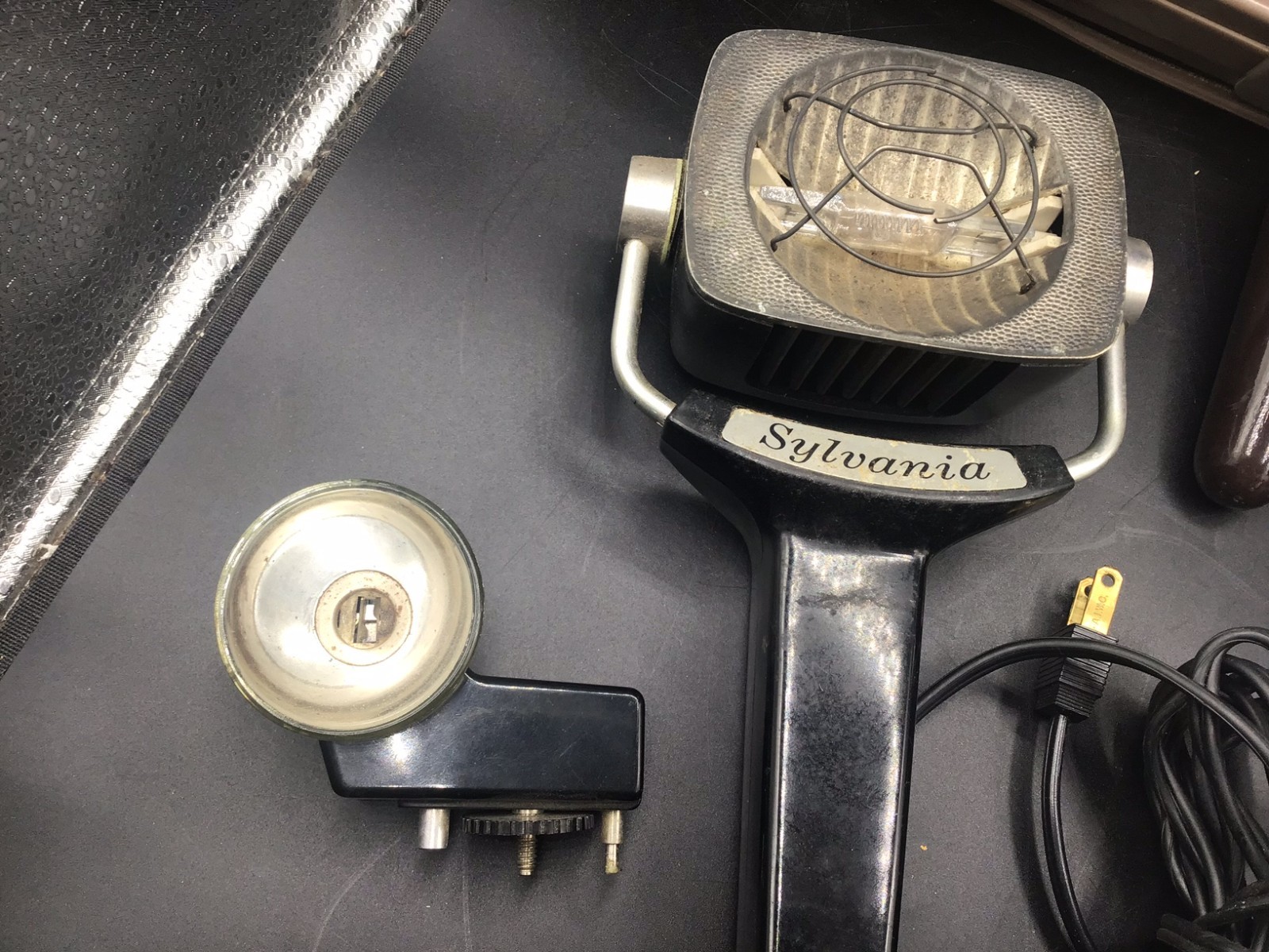 4 Vtg Movie Camera lights – Kodak Supermite, Sylvania Sun Gun, Acme Cameralite,