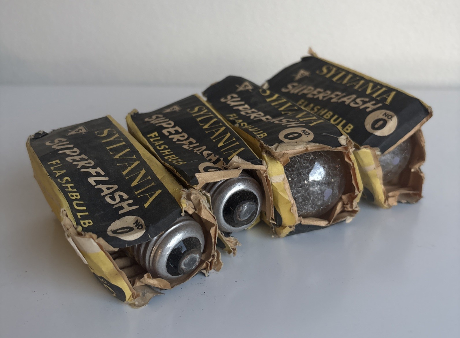 4 Syvania No. 0 Superflash White Flash Bulbs