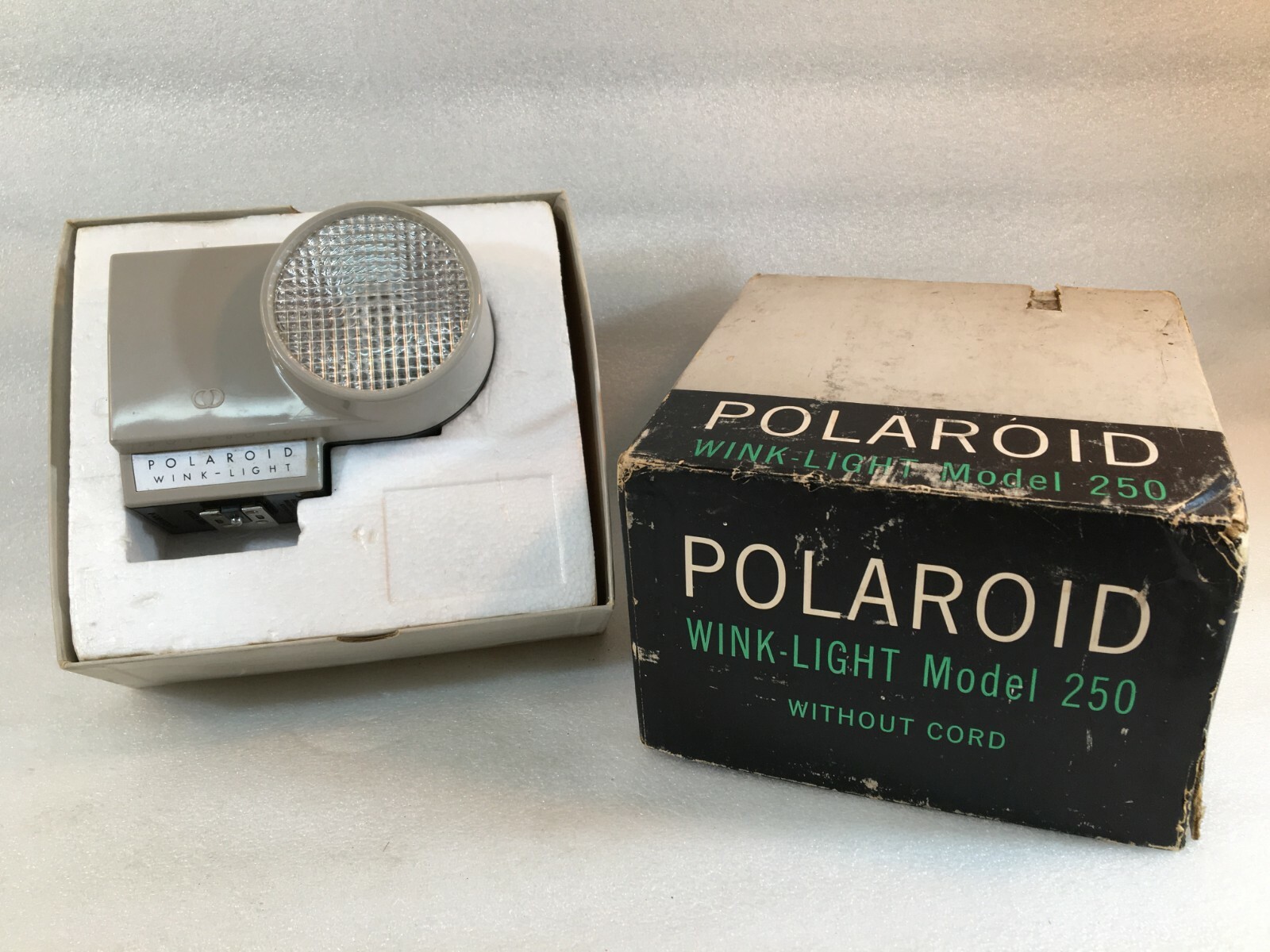 POLAROID FLASH WINK LIGHT MODEL 250 COMPLETE IN ORIGINAL BOX