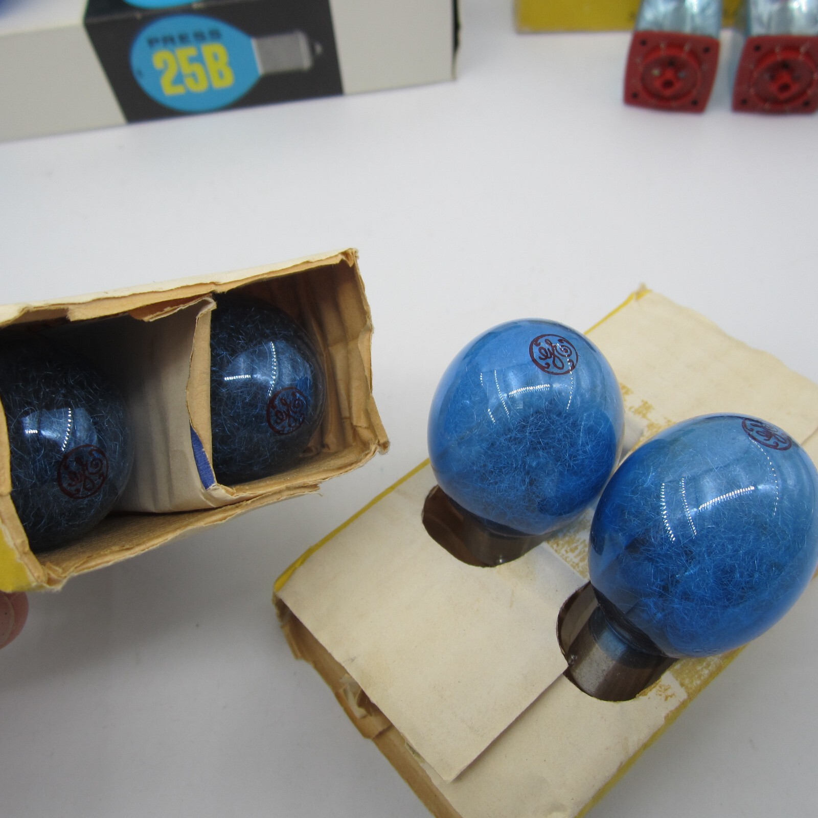 Vintage Misc Random Lot of 38 Flashbulbs Flashcubes Sylvainia M3B 25B GE #5 Blue