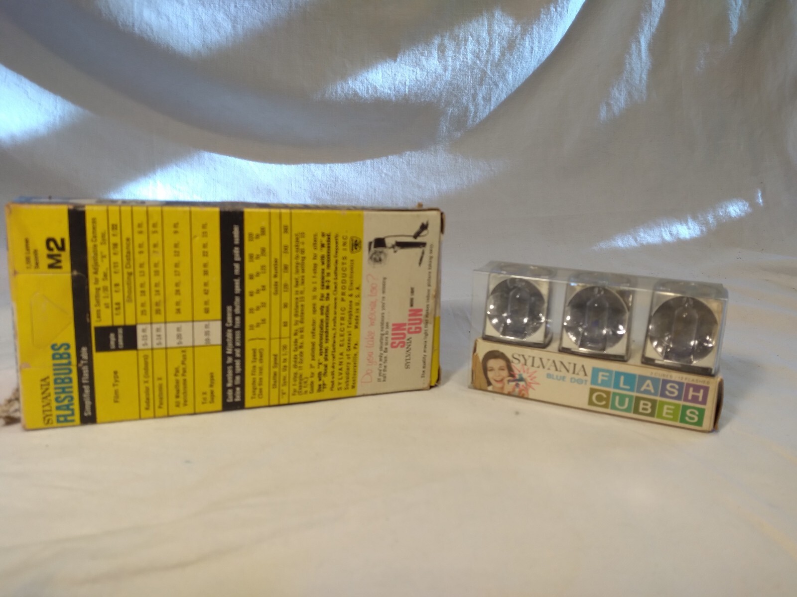 Sylvania Flashbulbs Blue Dot M2 – Incomplete / Sylvania Blue Dot Flash Cubes