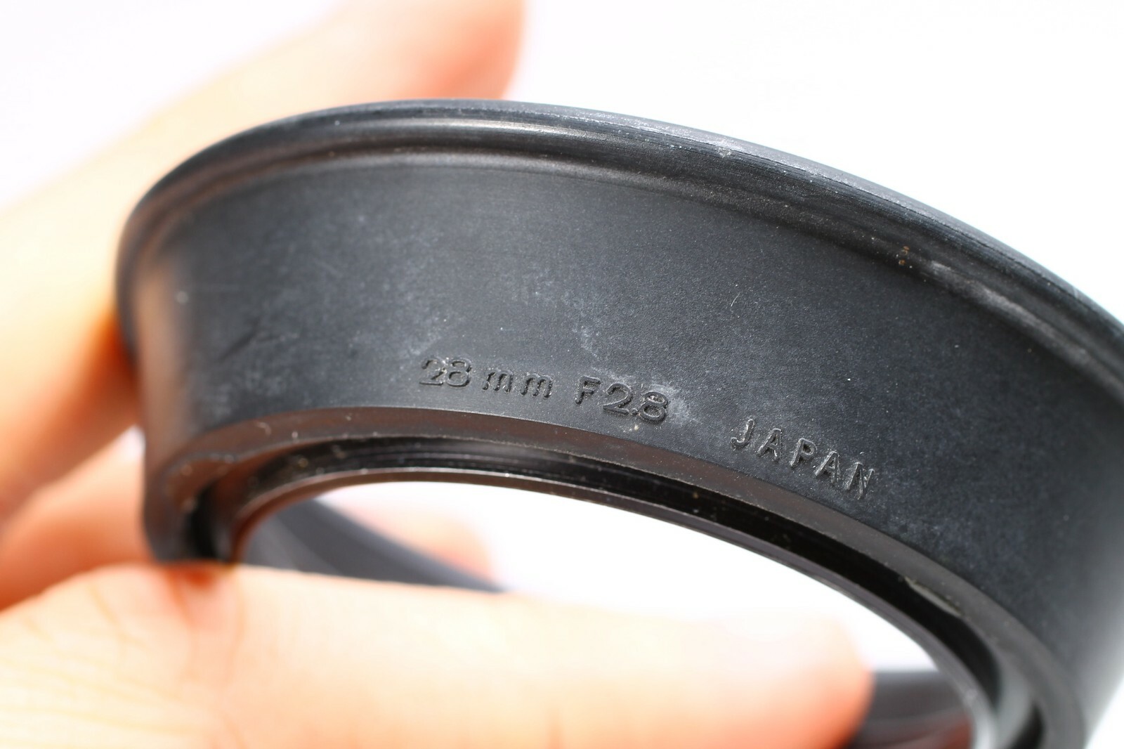 OLYMPUS OM 28MM F/2.8 RUBBER SCREW IN LENS HOOD SHADE