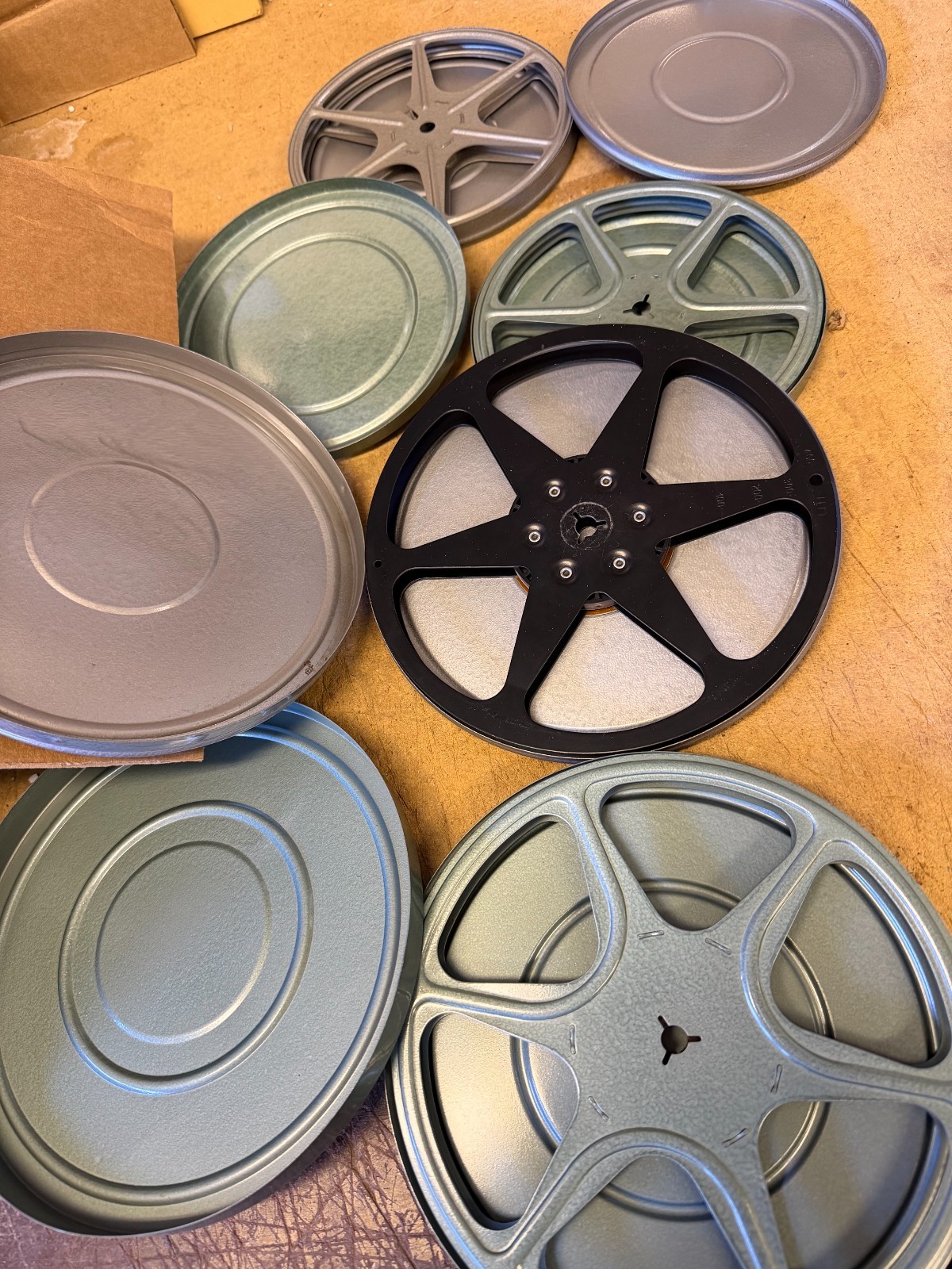 Lot of 4 Empty 8mm Metal Film Movie Reels w/ Storage Cases 2 6″ & 2 7″