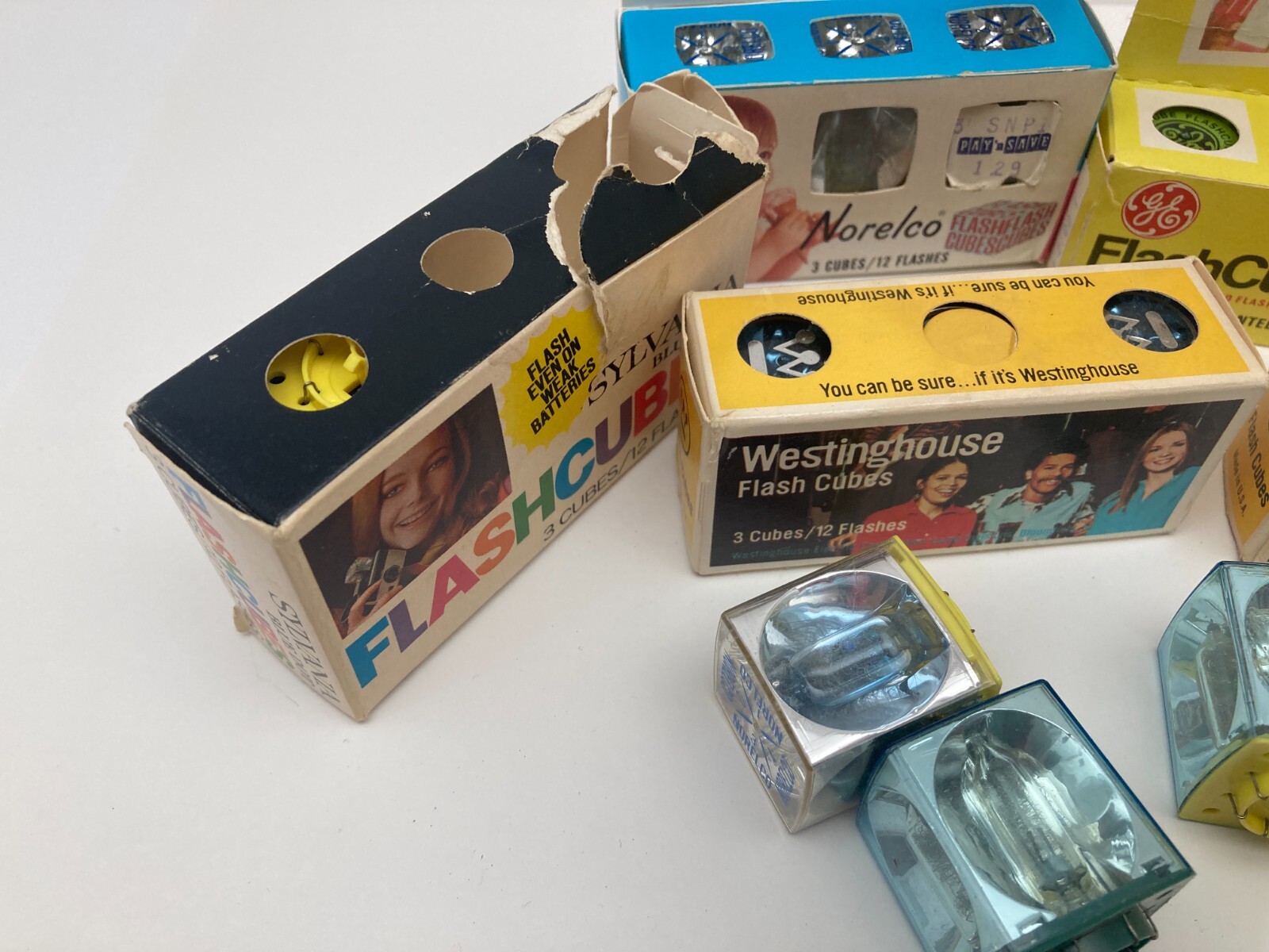 New Vintage GE Westinghouse and Norelco Flash Cubes 4 Packs Plus Some Loose Ones
