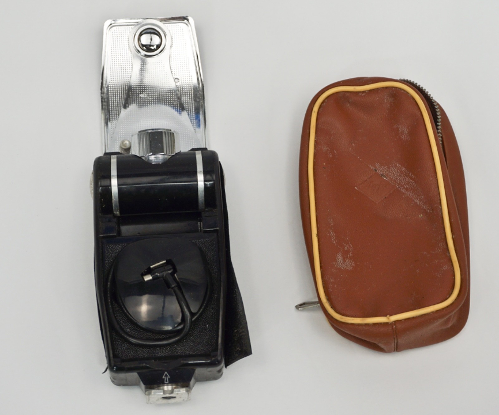 Vintage Agfa AGFALUX Compact Flash Bulb Unit Fold-out Reflector & Pouch Untested