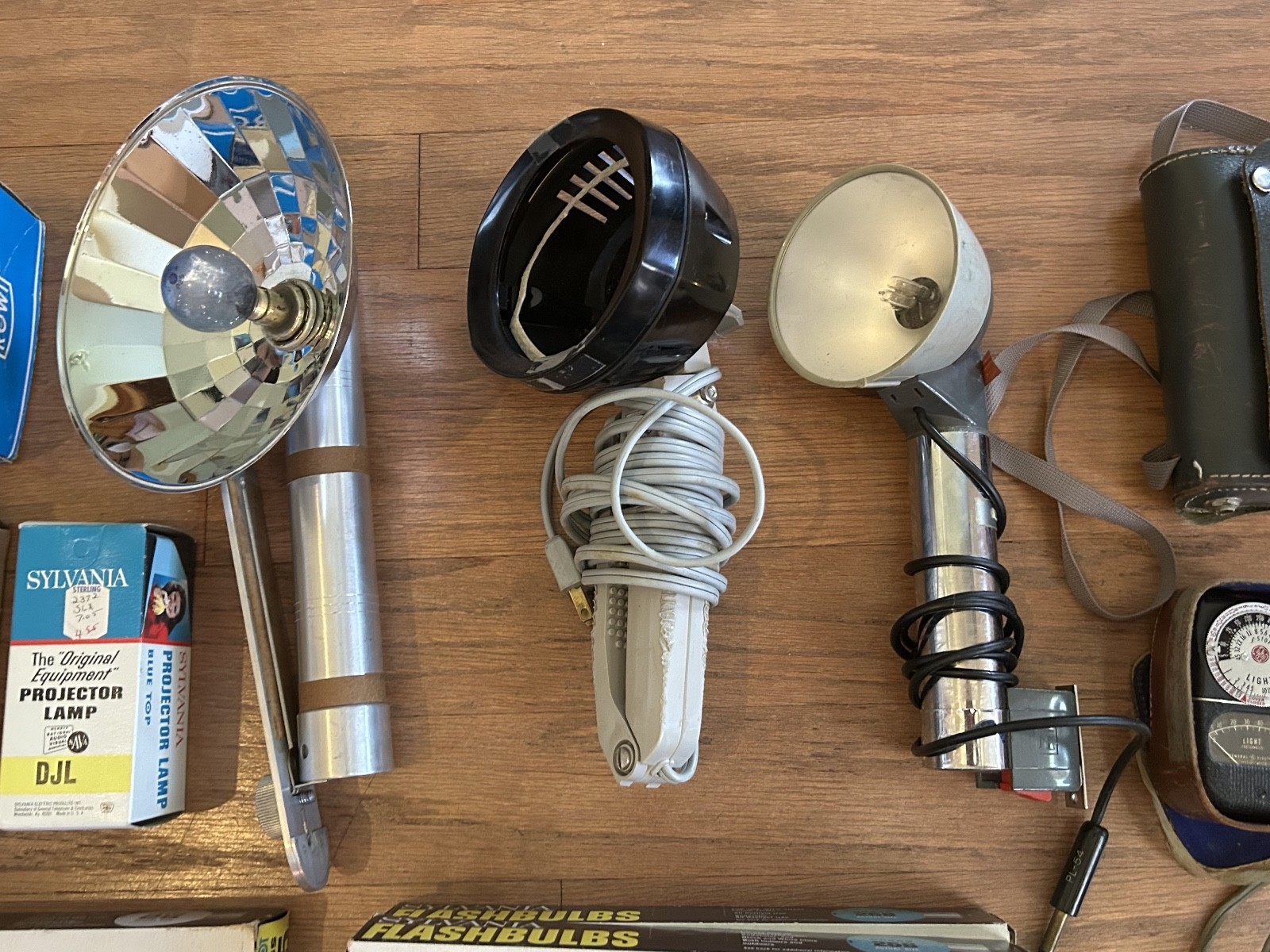 Lot of Vintage Photo Flashes, Flash Bulbs, Projector Bulbs – Untested