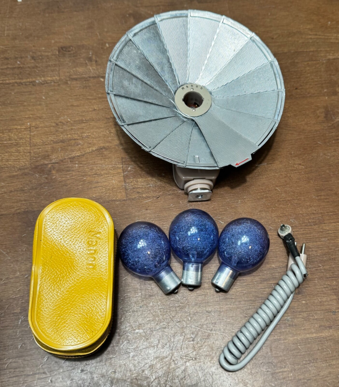 VINTAGE Manon Camera Flash Reflector Dial Fan Style Kit with Zipper Case, bulbs