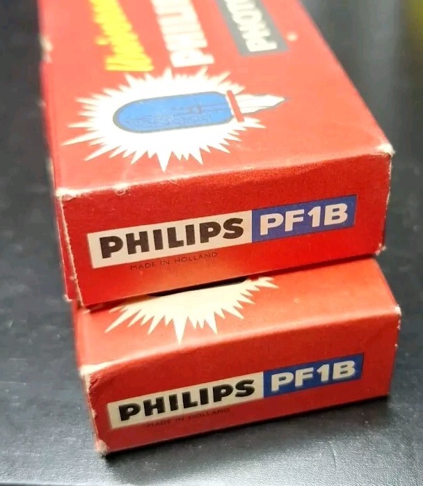 2 Sets of VINTAGE Universal Philips Photoflux PF1B X 10 Bulbs 10 Flashes, NOS.
