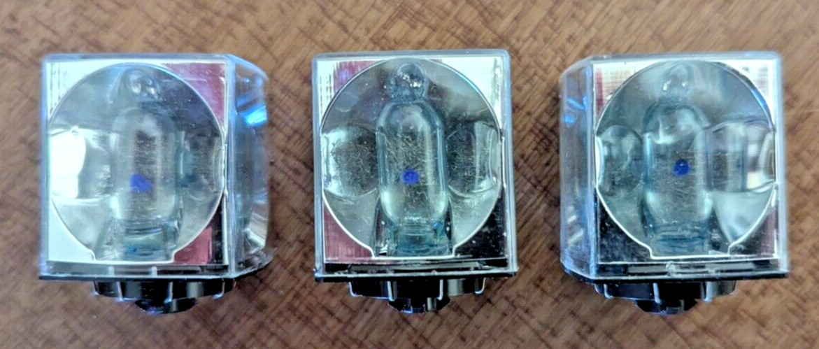 Vintage Collectible Useable Sylvania Blue Dot Flashcubes.