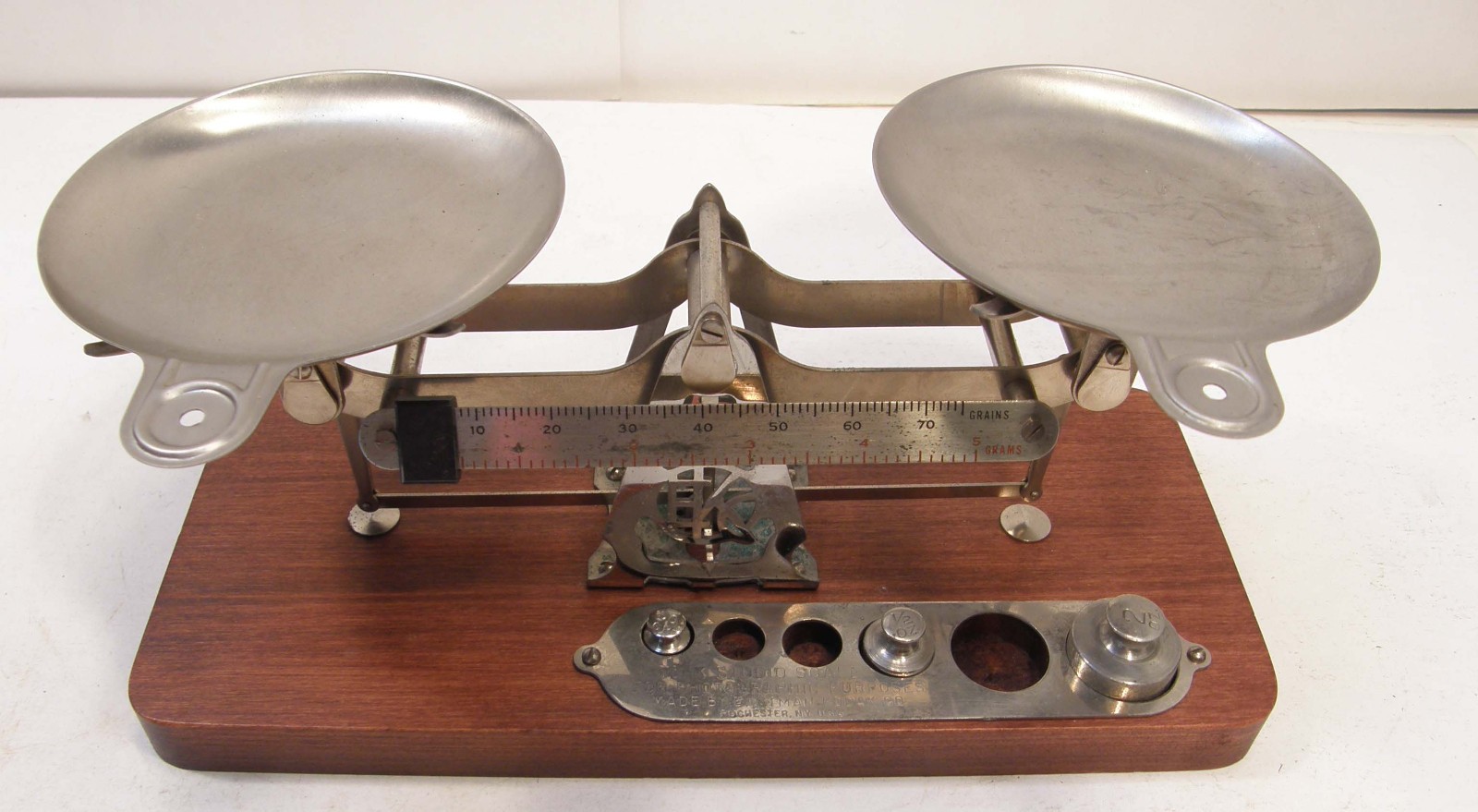 VINTAGE EASTMAN KODAK PHOTOGRAPHIC STUDIO SCALE W/WOODEN BASE PANS SOME WEIGHTS