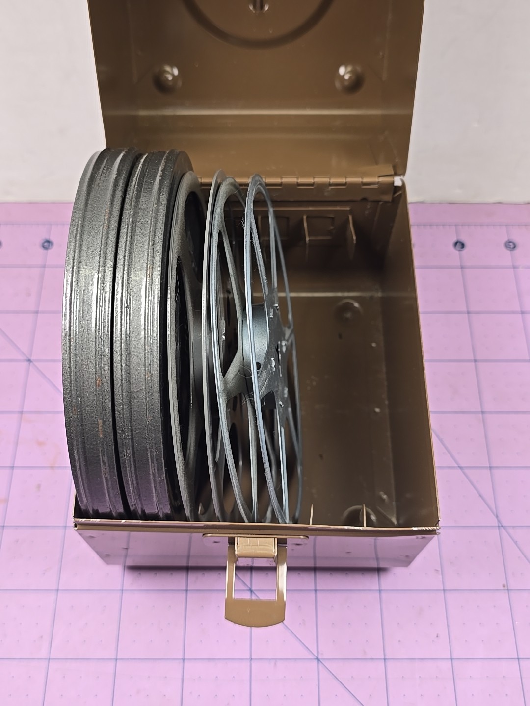 3 – 5″ 200Ft movie reels, 2 cans and carrying case – Comco and Scherer