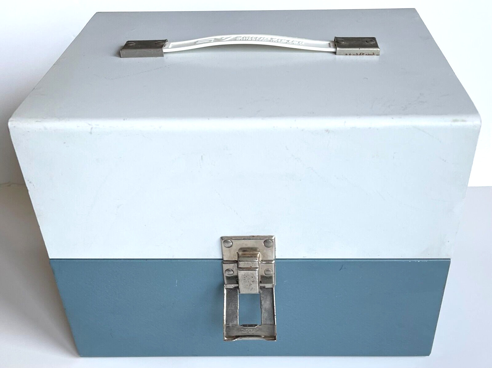 VINTAGE FILM STORAGE CASE METAL BOX HOLDS 12 REELS 7 INCH 8mm DELUXE MOVIE CHEST