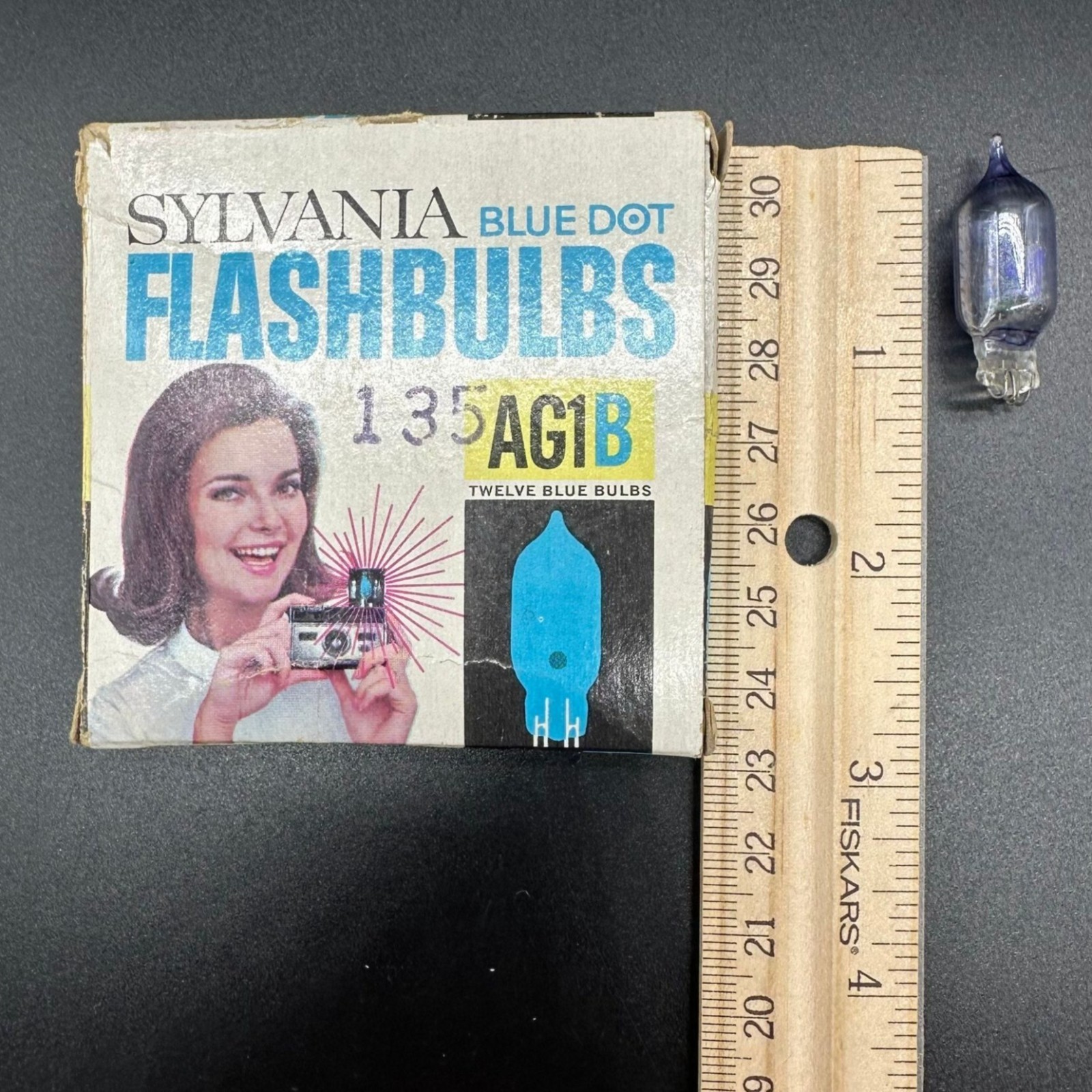 Vintage Sylvania Blue Dot AG1B Flashbulbs 135 Lot Of 8 Retro Cameras Accessory
