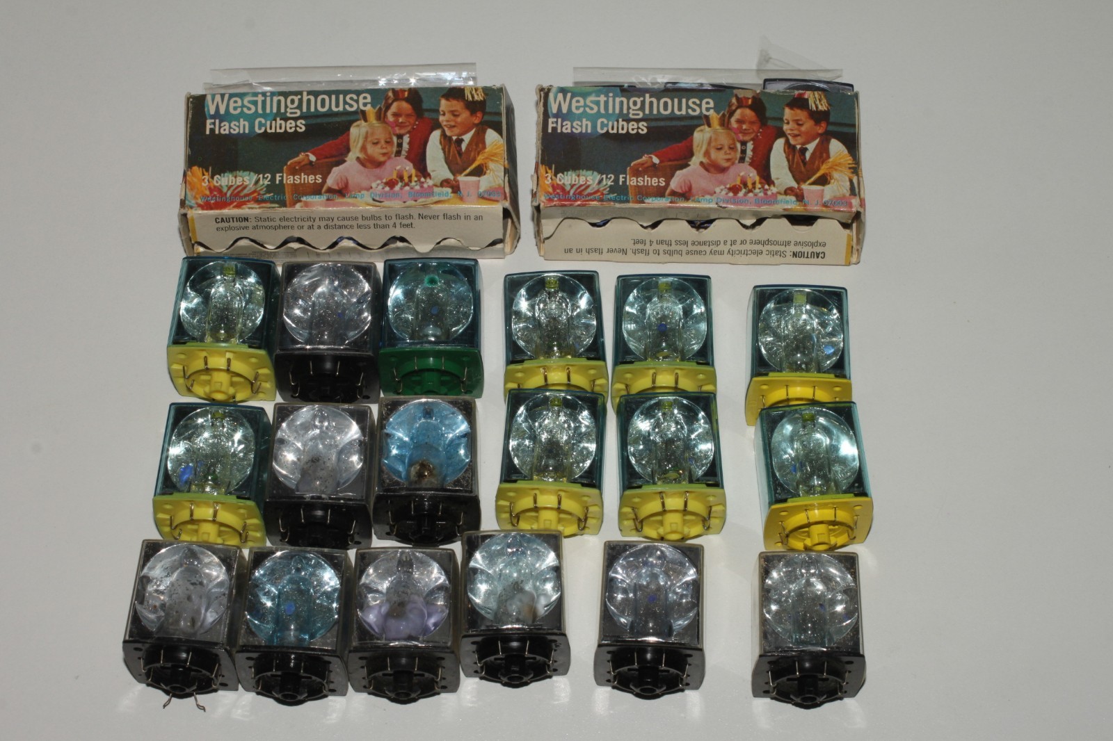 Mixed Lot of 24 Flash Cubes Westinghouse GE Sylvania Norelco