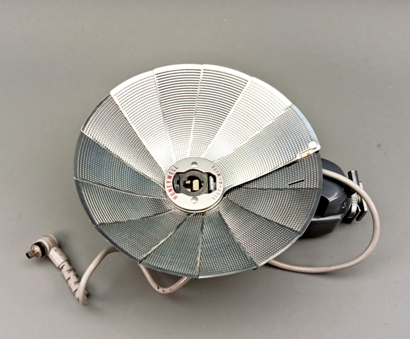 Honeywell Tilt-A-Mite Camera Flash Unit Collapsible Fan Style – Vintage