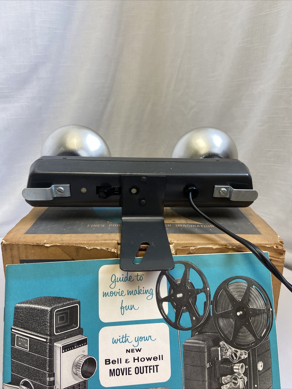 VINTAGE Bell & Howell Flood Light Bar Lamp Indoor – WORKS GREAT!