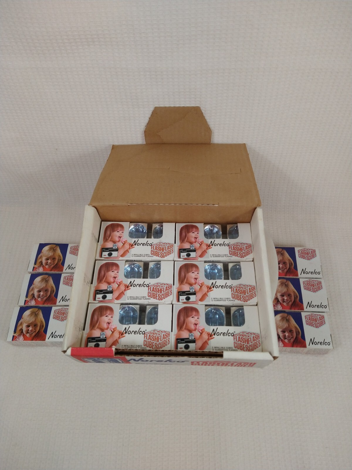 Vintage Norelco Flash Cubes 36 Cubes 144 Flashes Full Case Counter Display NOS