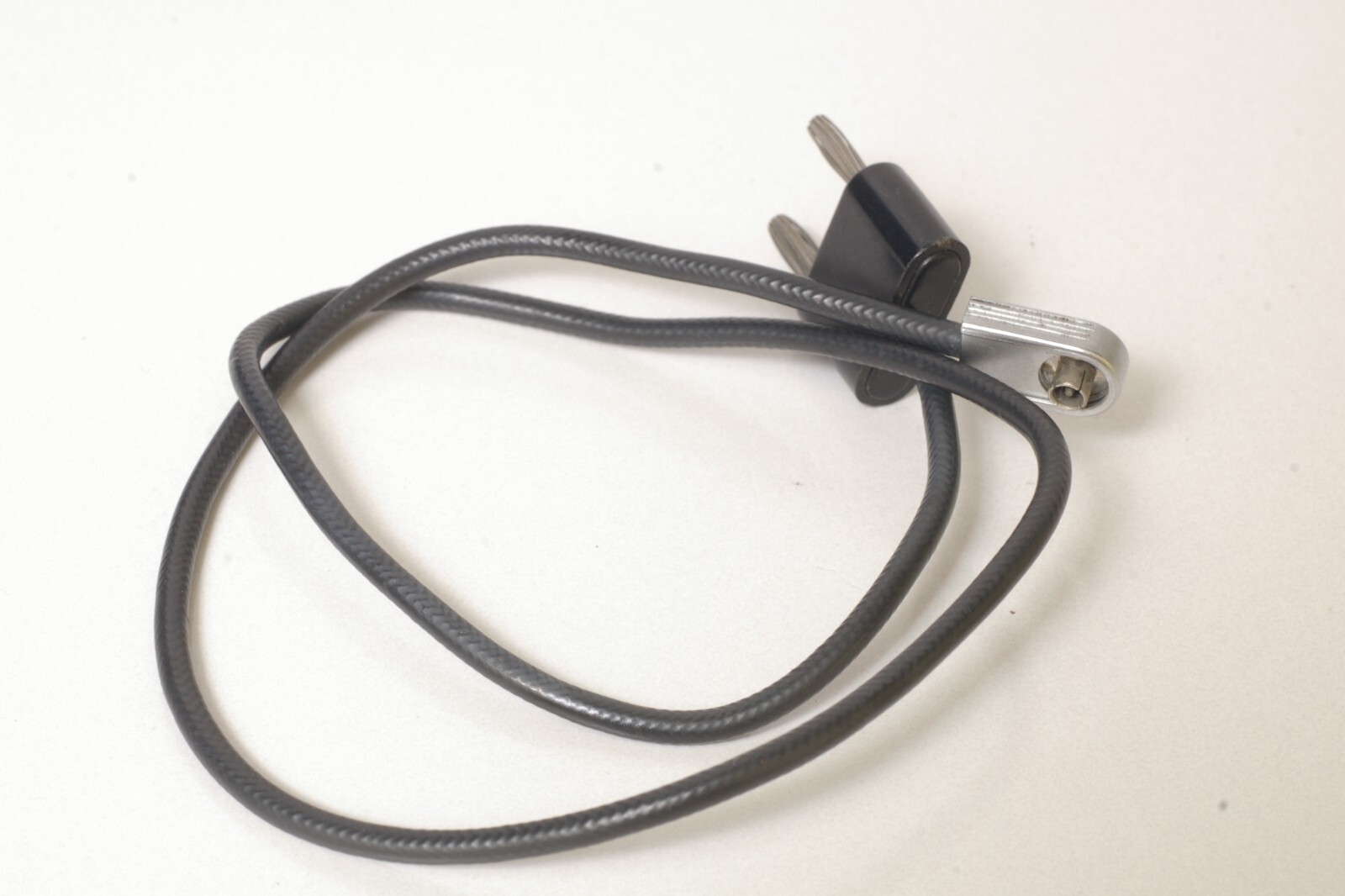 F92082~ Leitz Leica PC Male to Bi-Post Plug Synch Cord – 20 Inch – Chrome Tip