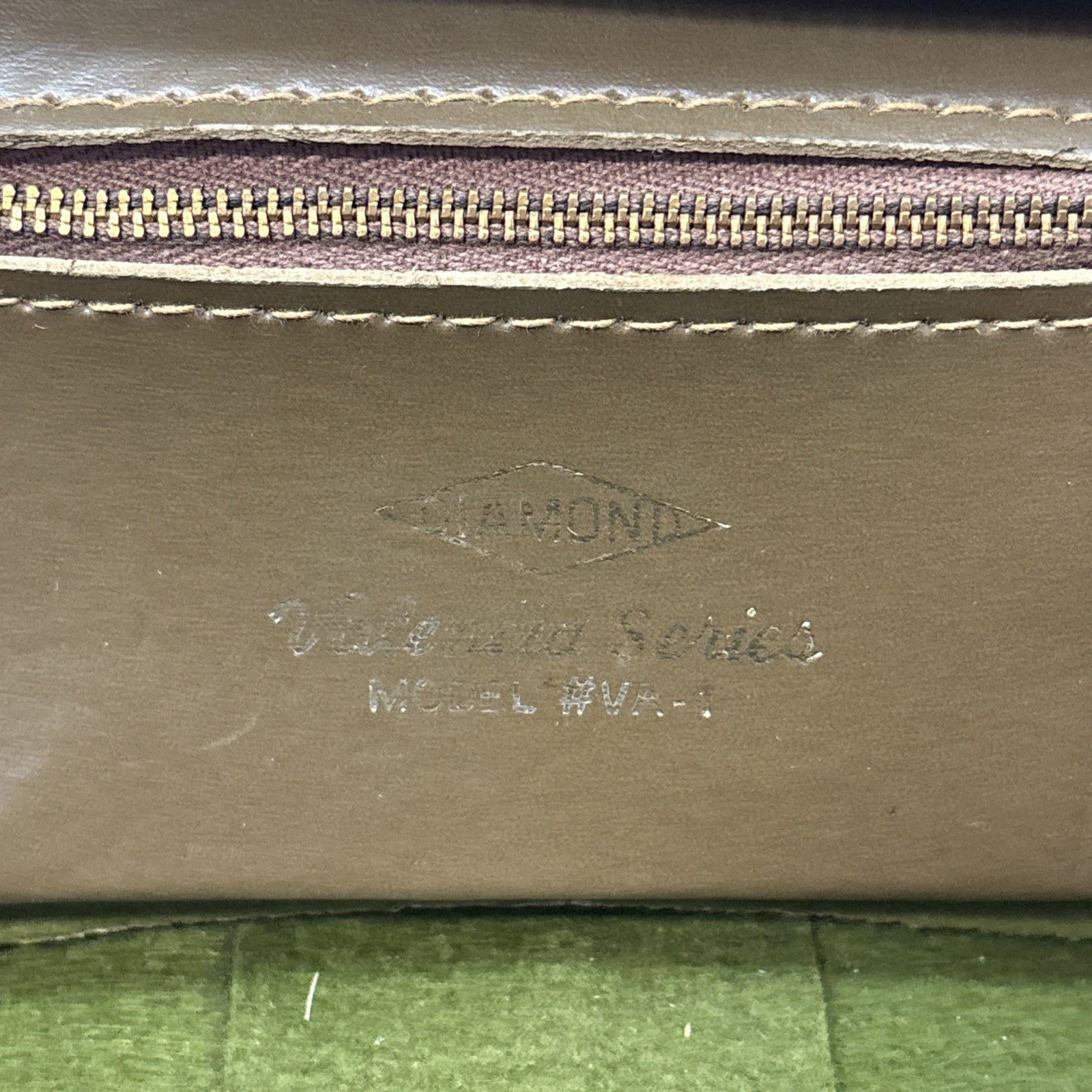 Vtg Gadgit Diamond Valencia Series Model #VA-1 Leather Type Shoulder Camera Bag