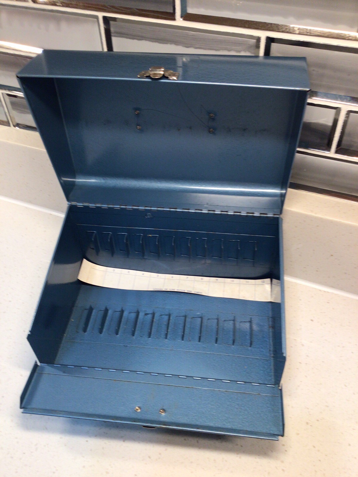 Vintage Logan de Luxe Movie Reel Chest Holds 12 5″ Canisters