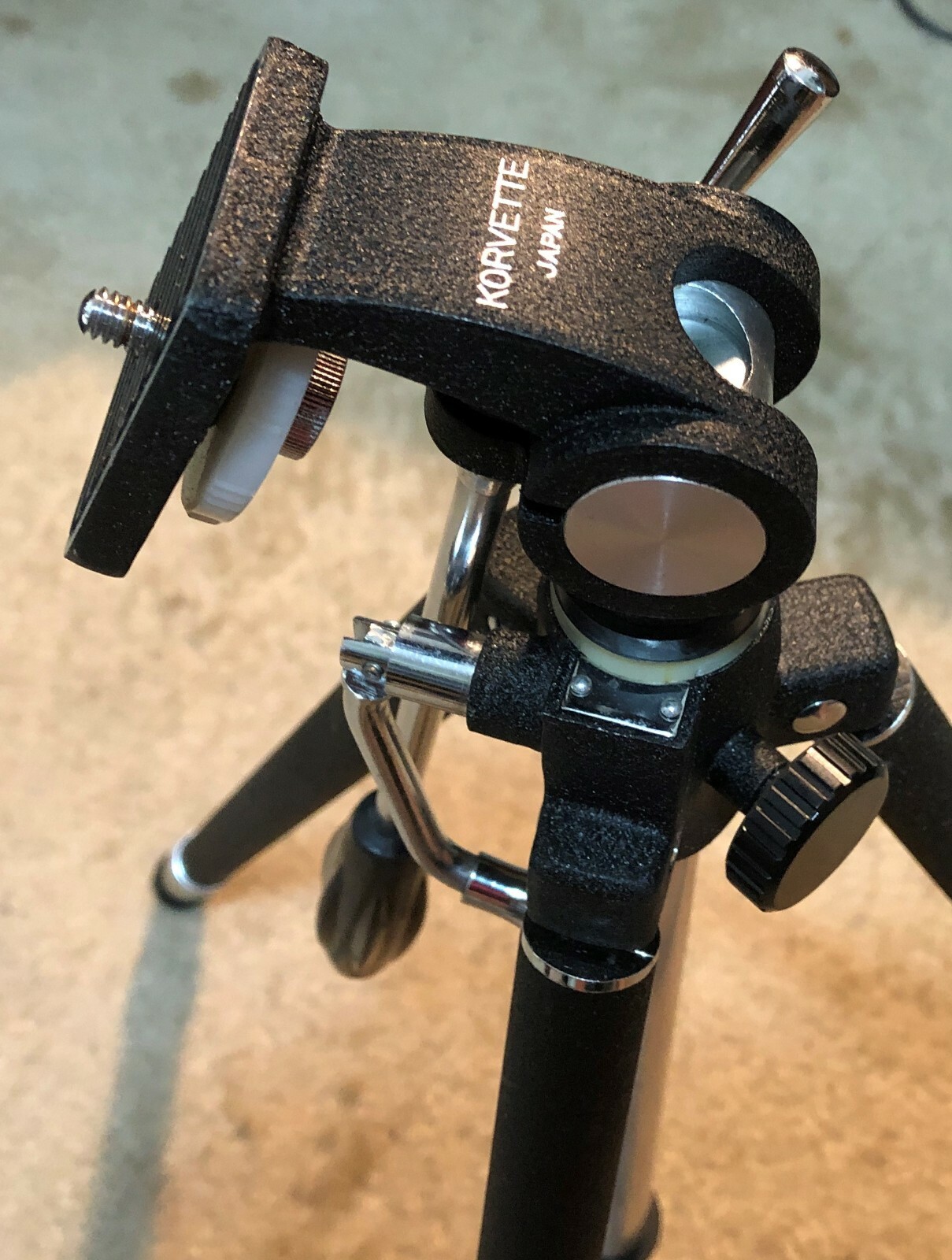 E.J. Korvette Deluxe Elevating Tripod #110 Vintage Photography / Videography Box