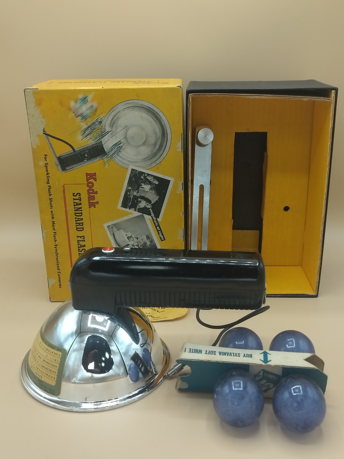 Vintage Kodak Standard Flasholder 720 IOB w/ 4 Blue Dot Sylvania Lamps Bundle