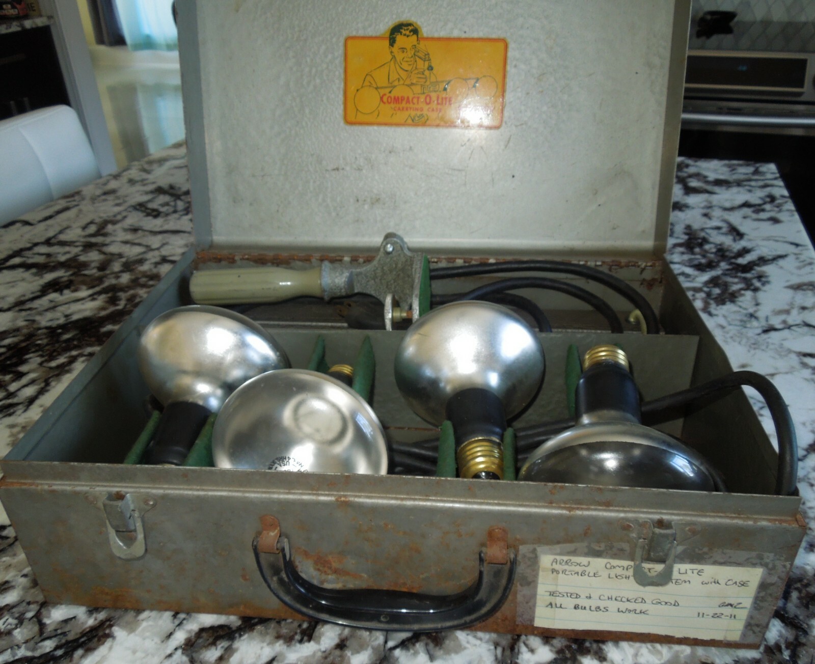 VINTAGE COMPACT-O-LITE MOVIE PHOTOGRAPHY LIGHT BAR WITH METAL CASE, IT WORKS
