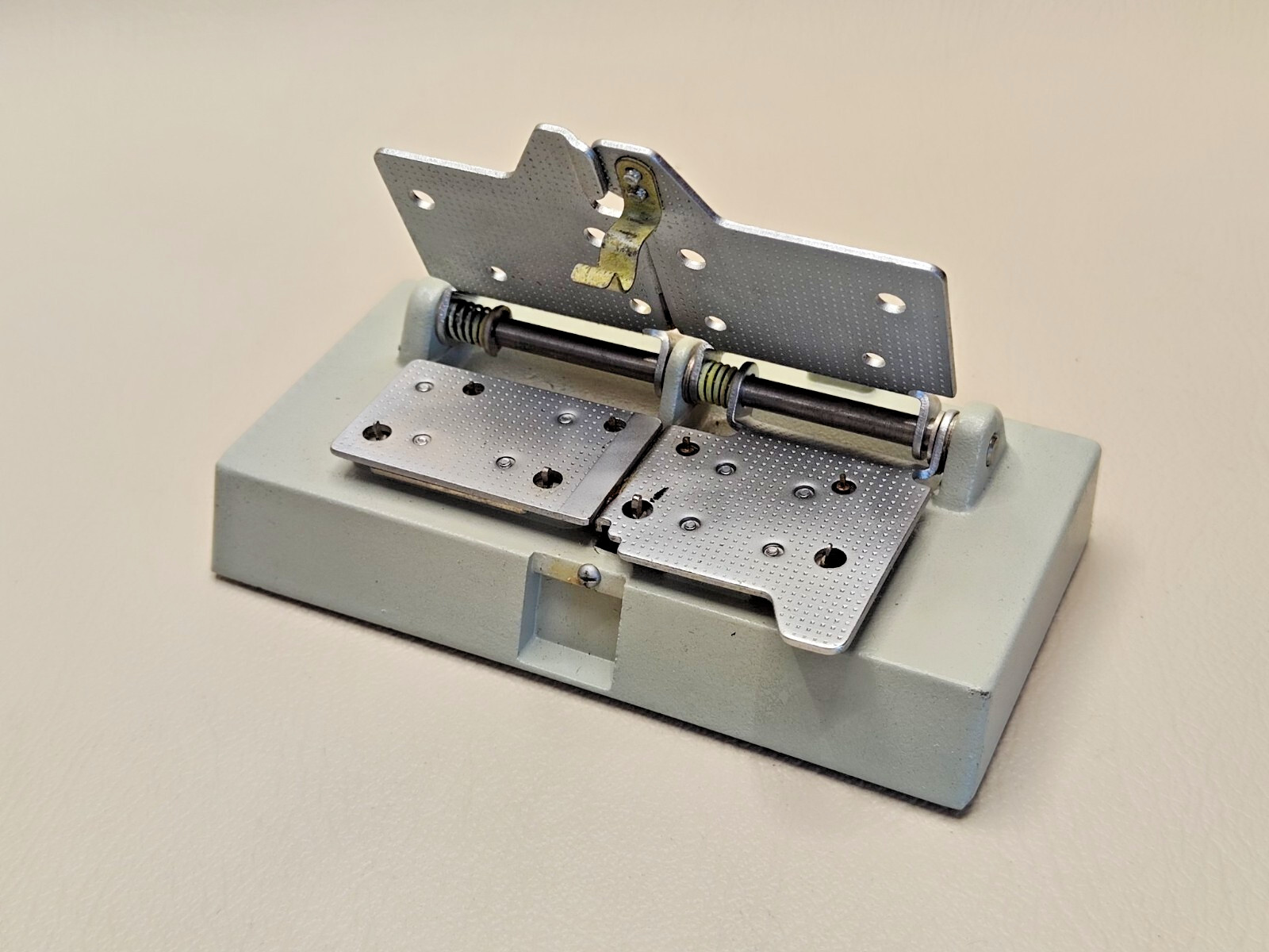 Press MPP-4 for editing, cutting and gluing 8mm, 16mm film, “super” and regular