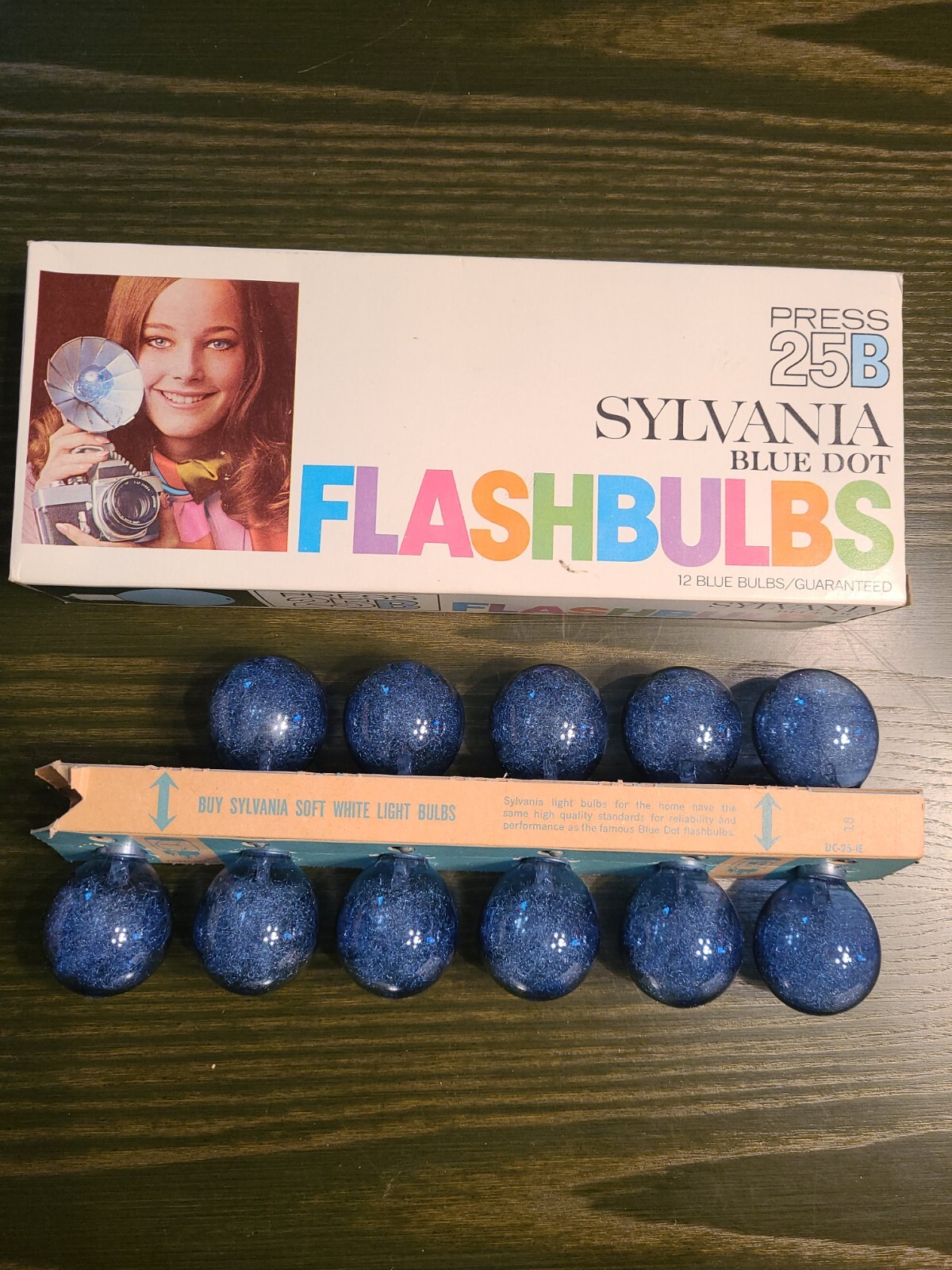 Sylvania Blue Dot Flashbulbs/Vtg Kodak Flash Bulb Lamp/Sure-Grip Argus Bracket
