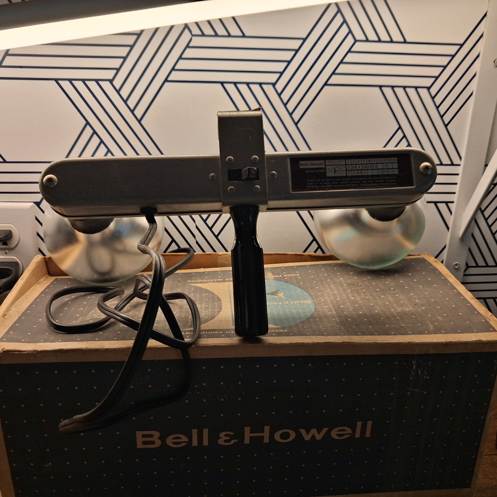 Vintage Bell & Howell Indoor Movie Light Bar With Bulbs *TESTED WORKS