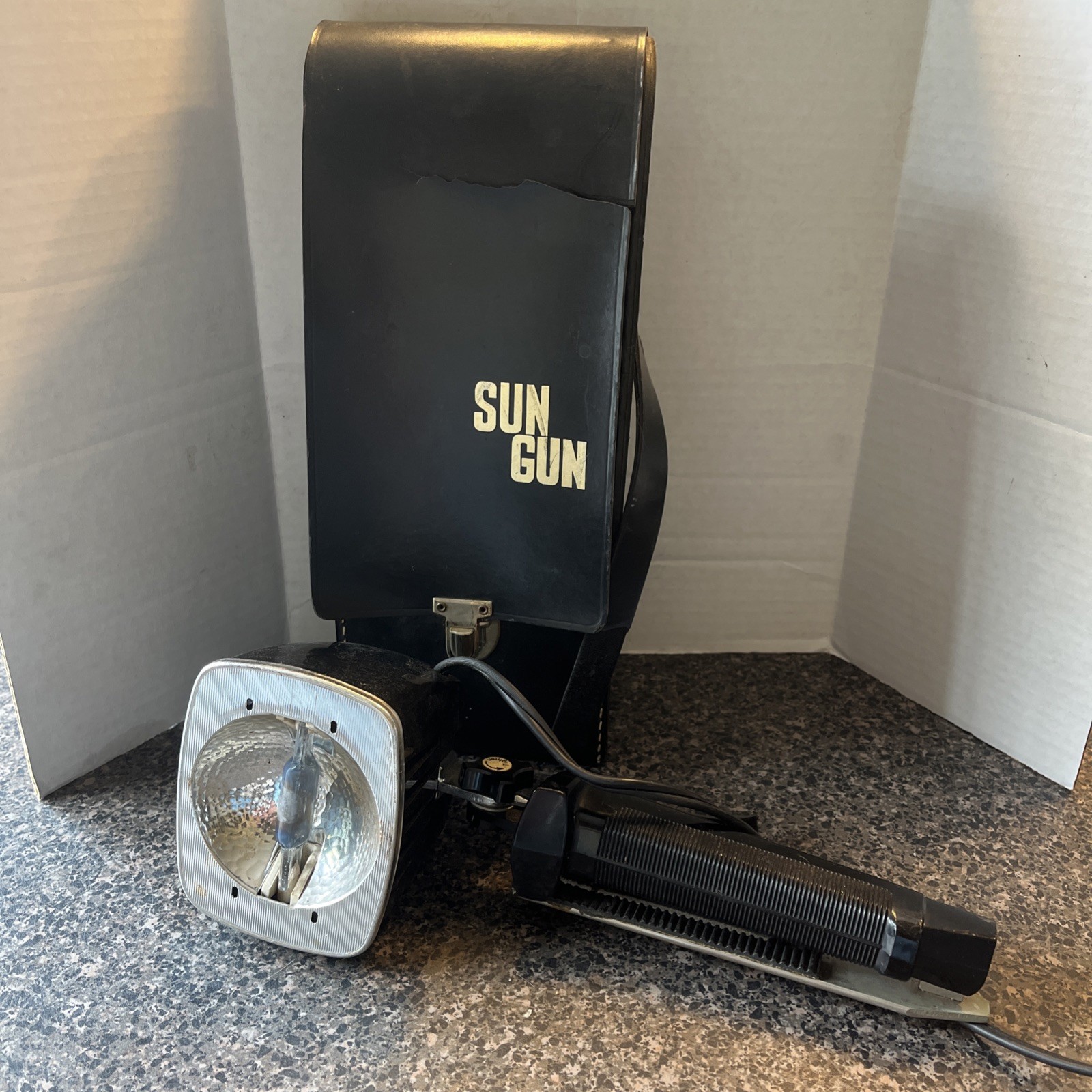 Vintage Sylvania SUN GUN II Movie Light Mountable/Handheld w/Case Works!